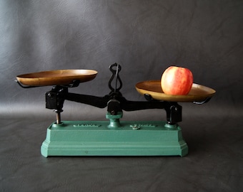 antique scale made of metal and cast iron up to 5 kg, plate scale, metal scale, force scale