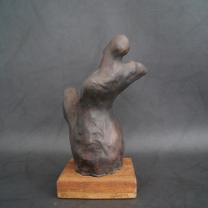 handgeformte Gips Skulptur mit bronze patiniert auf Holzsockel, abstrakte Kunst Figur Bild 3