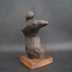 handgeformte Gips Skulptur mit bronze patiniert auf Holzsockel, abstrakte Kunst Figur Bild 4