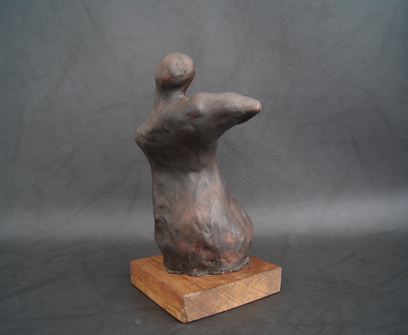 handgeformte Gips Skulptur mit bronze patiniert auf Holzsockel, abstrakte Kunst Figur Bild 4