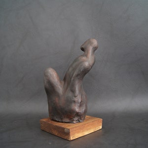 handgeformte Gips Skulptur mit bronze patiniert auf Holzsockel, abstrakte Kunst Figur Bild 2