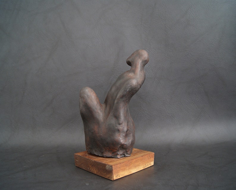 handgeformte Gips Skulptur mit bronze patiniert auf Holzsockel, abstrakte Kunst Figur Bild 2
