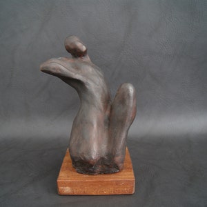 handgeformte Gips Skulptur mit bronze patiniert auf Holzsockel, abstrakte Kunst Figur Bild 1