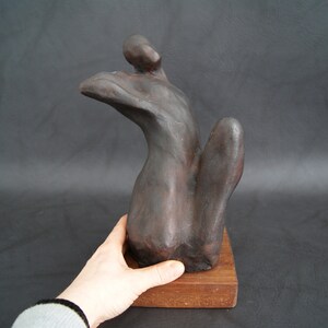 handgeformte Gips Skulptur mit bronze patiniert auf Holzsockel, abstrakte Kunst Figur Bild 10