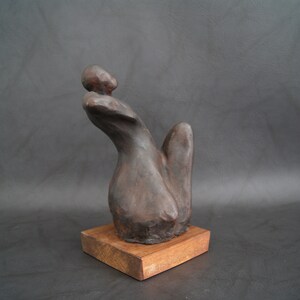 handgeformte Gips Skulptur mit bronze patiniert auf Holzsockel, abstrakte Kunst Figur Bild 6