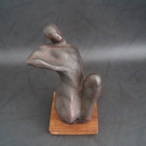 handgeformte Gips Skulptur mit bronze patiniert auf Holzsockel, abstrakte Kunst Figur Bild 9