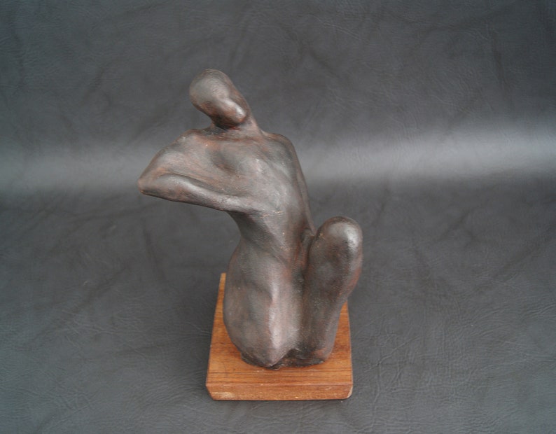 handgeformte Gips Skulptur mit bronze patiniert auf Holzsockel, abstrakte Kunst Figur Bild 9