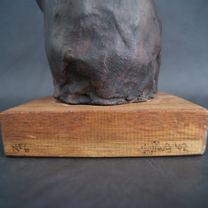 handgeformte Gips Skulptur mit bronze patiniert auf Holzsockel, abstrakte Kunst Figur Bild 8