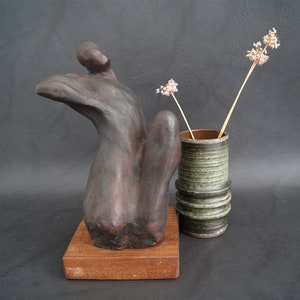 handgeformte Gips Skulptur mit bronze patiniert auf Holzsockel, abstrakte Kunst Figur Bild 7