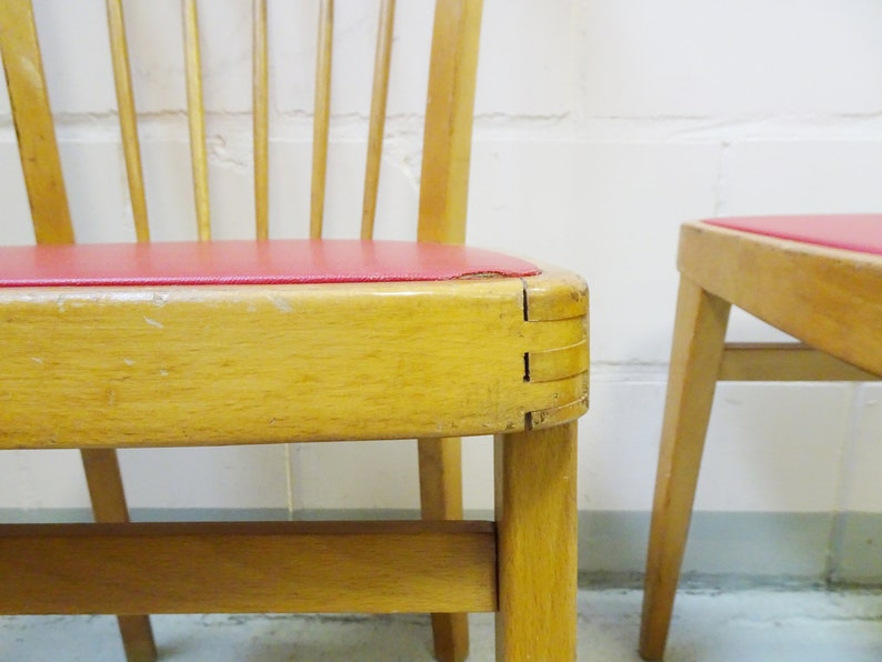 Küchenstuhl 50er Jahre aus Holz mit roter Sitzfläche | Etsy
