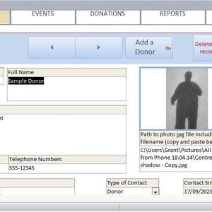 Può includere: Schermata di un'interfaccia di database intitolata "Donatori". L'interfaccia mostra campi per le informazioni sui donatori, tra cui ID, nome, indirizzo e dettagli di contatto. È presente anche un'immagine silhouette. L'interfaccia è in tonalità di bianco, blu e grigio.