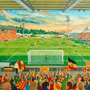 以下が含まれることがあります： サッカー場を描いた絵画。試合が行われており、観客席はファンでいっぱい、旗が振られています。空はオレンジ、青、黄色の混合色で、照明がピッチを照らしています。