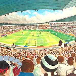 Może przedstawiać: Malowidło przedstawiające stadion piłkarski z zielonym boiskiem i tłumem ludzi na trybunach. Obraz został namalowany w realistycznym stylu i ukazuje emocje towarzyszące meczowi piłkarskiemu.