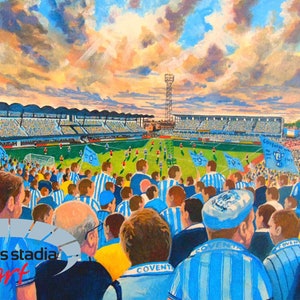 Può includere: Un dipinto di uno stadio di calcio con una folla di tifosi con maglie a righe blu e bianche. Il cielo è di un arancione e rosa vibrante con le nuvole. Lo stadio è pieno di tifosi e il campo è verde. Il dipinto è intitolato "sports stadia art".
