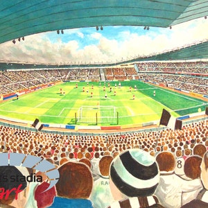 Może przedstawiać: Malowidło przedstawiające stadion piłkarski z zielonym boiskiem i tłumem ludzi na trybunach. Obraz został namalowany w realistycznym stylu i ukazuje emocje towarzyszące meczowi piłkarskiemu.