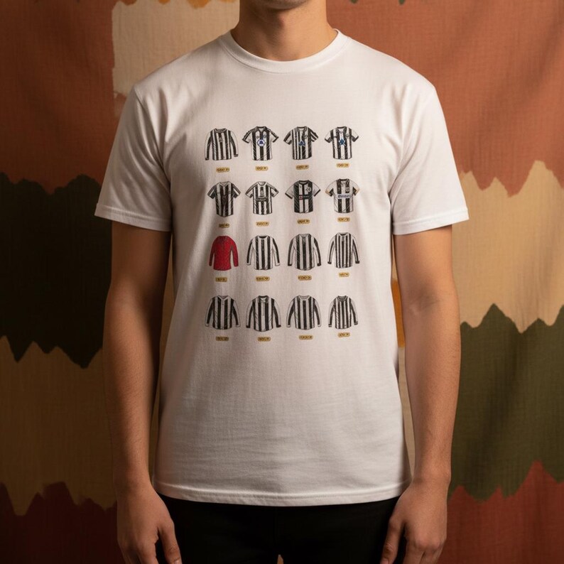 K&ouml;nnte beinhalten: Wei&szlig;es T-Shirt mit einer Sammlung illustrierter Fu&szlig;balltrikots in Schwarz, Wei&szlig; und Rot. Die Trikots sind in Reihen angeordnet und zeigen verschiedene Designs. Das Shirt hat einen klassischen Rundhalsausschnitt.