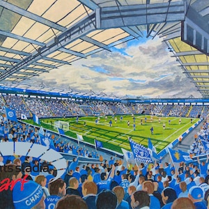 Puede incluir: Pintura acrílica de un estadio de fútbol lleno de aficionados de azul. El campo es verde y el cielo es una mezcla de azul y blanco. Las palabras "sports stadia art" están en la esquina inferior izquierda.