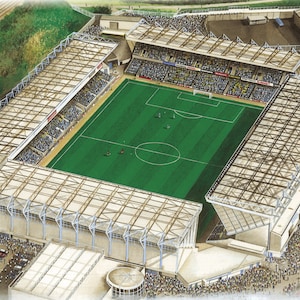 Puede incluir: Una vista aérea de un gran estadio de fútbol moderno con un campo verde y una gran multitud de personas en las gradas. El estadio tiene un techo blanco y un gran número de asientos.