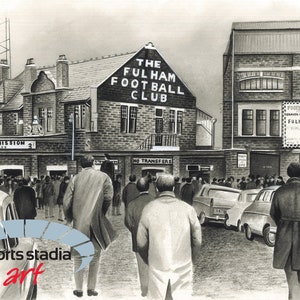 Könnte beinhalten: Eine Schwarzweißillustration einer Menschenmenge, die sich vor einem Backsteingebäude mit dem Schild "The Fulham Football Club" über dem Eingang versammelt hat. Das Schild "No Transfers" ist unter dem Hauptschild sichtbar. Auf der Straße sind Autos geparkt.