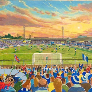 Può includere: Un dipinto di uno stadio di calcio con una folla di tifosi sugli spalti. Il campo è verde e ci sono giocatori in campo. Il cielo è blu e ci sono nuvole nel cielo. Il sole splende e c'è un tramonto sullo sfondo. Il dipinto è firmato dall'artista.
