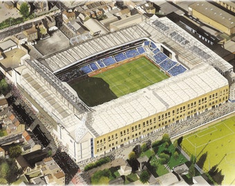 Puede incluir: Vista aérea de un gran estadio de varios niveles con un campo de hierba verde y asientos blancos y azules. El estadio está rodeado por una gran multitud de personas.