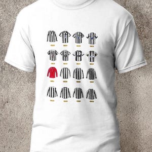 K&ouml;nnte beinhalten: Wei&szlig;es T-Shirt mit einer Sammlung von Fu&szlig;balltrikots mit schwarz-wei&szlig;en Streifen und einem roten Trikot. Unter jedem Trikot ist ein Jahr aufgedruckt. Die Trikots sind in Reihen und Spalten angeordnet.