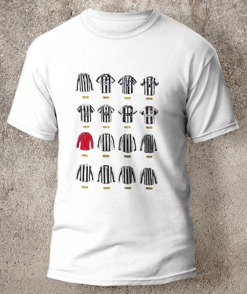 K&ouml;nnte beinhalten: Wei&szlig;es T-Shirt mit einer Sammlung von Fu&szlig;balltrikots mit schwarz-wei&szlig;en Streifen und einem roten Trikot. Unter jedem Trikot ist ein Jahr aufgedruckt. Die Trikots sind in Reihen und Spalten angeordnet.