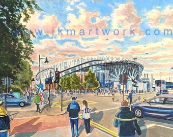 Puede incluir: Pintura original de un estadio moderno con techo curvo, sobre un cielo con nubes rosas y azules. Gente cruzando la calle. La pintura incluye el texto "www.jkmartwork.com".