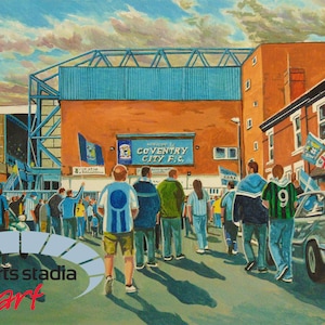 Può includere: Un dipinto dell'esterno dello stadio del Coventry City F.C. con una folla che cammina verso l'ingresso. La scena mostra un grande edificio in mattoni, travi blu, auto parcheggiate e bandiere. Il testo "COVENTRY CITY F.C." è visibile.