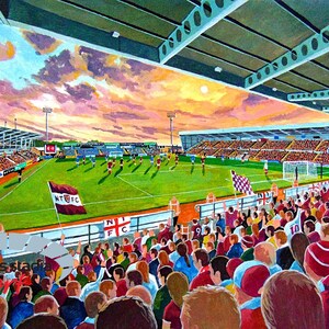 Peut inclure: Une peinture d'un stade de football avec une foule de supporters dans les tribunes. Le terrain est vert et des joueurs sont sur le terrain. Le ciel est d'un orange et d'un rose vifs.