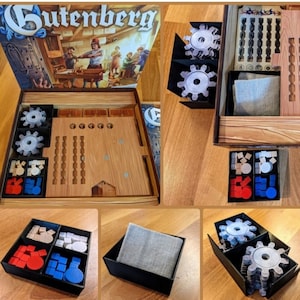 Puede incluir: Una caja de juego de madera con una tapa que se abre para revelar un tablero de juego y compartimentos de almacenamiento para las piezas del juego. El tablero de juego está hecho de madera y tiene un acabado marrón. Los compartimentos de almacenamiento están hechos de madera y tienen un acabado marrón claro. Las piezas del juego están hechas de plástico y son de varios colores. La caja del juego está etiquetada como "Gutenberg".