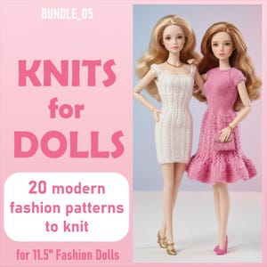 Peut inclure: Deux poupées mannequins côte à côte, l'une portant une robe en tricot blanc sans manches et l'autre une robe en tricot rose à manches courtes avec un sac assorti. Texte : BUNDLE_05 KNITS FOR DOLLS 20 modern fashion patterns to knit for 11.5" Fashion Dolls.