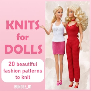 Peut inclure: L'image présente deux poupées portant des tenues tricotées. L'une porte un haut blanc et une jupe rose, l'autre une combinaison rouge. Le texte à gauche indique "KNITS for DOLLS" et "20 beaux modèles de mode à tricoter."