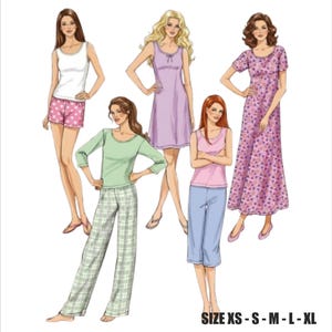Peut inclure: Illustration de cinq femmes présentant des vêtements de nuit. Les tenues comprennent un débardeur blanc avec un short rose, une chemise de nuit lavande, un haut vert avec un pantalon à carreaux, un débardeur rose avec un pantacourt bleu et une chemise de nuit à imprimé floral. Le texte en bas indique "SIZE XS - S - M - L - XL".