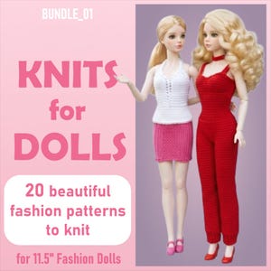 Könnte beinhalten: Zwei Modepuppen in handgestrickter Kleidung. Eine Puppe trägt ein weißes Oberteil und einen rosa Rock, die andere einen roten Jumpsuit. Text: BUNDLE_01 KNITS for DOLLS 20 beautiful fashion patterns to knit for 29,2 cm Fashion Dolls.