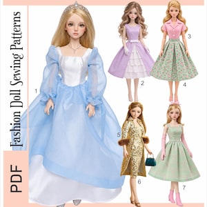Pode incluir: Um conjunto de moldes de costura em PDF para bonecas de 29,2 cm, rotulado como Doll Outfit Set 8802. A imagem exibe cinco bonecas vestindo várias roupas, incluindo um vestido azul, um vestido lavanda, um conjunto de saia rosa floral, um casaco dourado e um vestido verde.