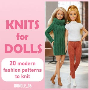 Könnte beinhalten: Zwei Puppen in Strickoutfits. Eine Puppe trägt ein grünes Rollkragenkleid, die andere ein weißes Oberteil und eine rostfarbene Hose. Das Bild enthält den Text "KNITS for DOLLS" und "20 modern fashion patterns to knit".