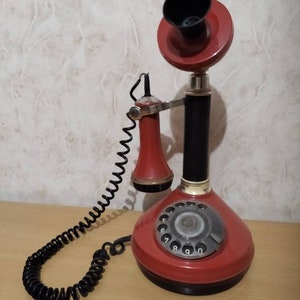 Telefono giocattolo antico in latta rosso e oro. Salvadanaio vintage  recuperato. Telefono souvenir per bambini da collezione. -  Italia