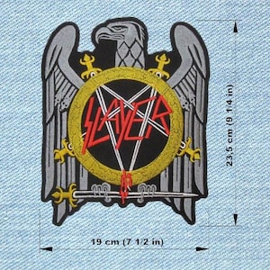 Puede incluir: Parche bordado con un águila estilizada con las alas extendidas, un pentagrama central y la palabra "SLAYER" en rojo. El parche mide aproximadamente 19 cm de ancho y 23,5 cm de alto.