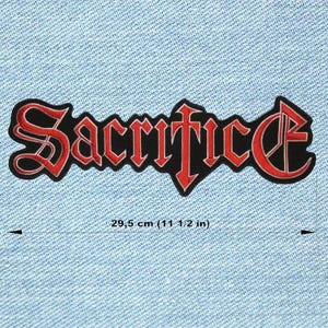 Könnte beinhalten: Ein schwarz-roter, gestickter Aufnäher mit dem Wort "Sacrifice" in einer gotischen Schriftart. Der Aufnäher ist 29,5 cm lang und befindet sich auf einem hellblauen Jeans-Hintergrund. Der Text ist rot umrandet.