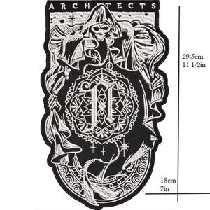 Könnte beinhalten: Schwarz-weißer, gestickter Aufnäher mit einem Kapuzenskelett-Design und dem Wort "ARCHITECTS". Der Aufnäher ist 29,5 cm lang und 18 cm breit und weist detaillierte Stickereien und einen dekorativen Rand auf.