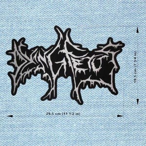 Könnte beinhalten: Schwarz-weißer, gestickter Aufnäher mit einem abstrakten Design. Der Aufnäher ist 29,5 cm breit und 19,5 cm hoch. Der Aufnäher befindet sich auf einem hellblauen Jeans-Hintergrund.