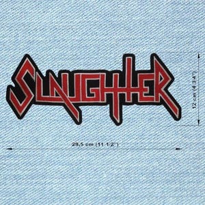 Puede incluir: Parche bordado negro y rojo con la palabra "Slaughter" en una fuente estilizada. El parche mide 29,5 cm de largo y 12 cm de alto. Sobre un fondo de mezclilla azul claro.