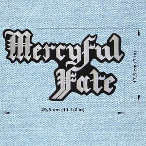 Może przedstawiać: Czarna i srebrna naszywka z napisem "Mercyful Fate" w gotyckiej czcionce. Naszywka ma 29,5 cm szerokości i 17,5 cm wysokości. Naszywka znajduje się na jasnoniebieskim tle z dżinsu.
