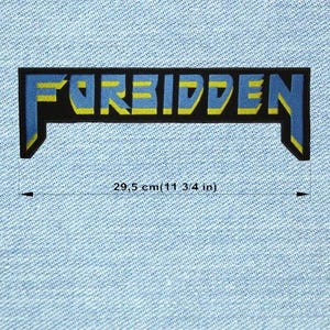 Op de afbeelding: Een rechthoekige patch met het woord "FORBIDDEN" in blauwe en gele letters, omlijnd in zwart. De patch meet 29,5 cm (11 3/4 inch) lang. De patch bevindt zich op een lichtblauwe denim achtergrond.
