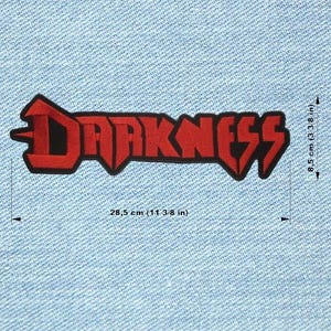 Może przedstawiać: Czerwono-czarna, haftowana naszywka z napisem "DARKNESS" w stylizowanej czcionce. Naszywka ma 28,5 cm długości i 8,5 cm wysokości, na tle jasnoniebieskiego dżinsu.