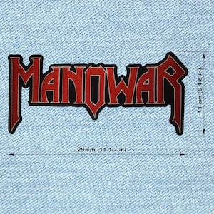 Peut inclure: Un écusson "MANOWAR" rouge et noir, mesurant 29 cm de large et 13 cm de haut. Le texte est en gras, de style gothique, avec un contour noir. L'écusson est sur un fond en jean bleu clair.