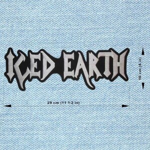May include: A black and silver embroidered patch featuring the text "ICED EARTH". The patch measures 29 cm long and 10 cm tall. The text is in a gothic style font.