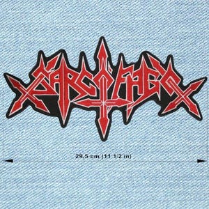 Puede incluir: Parche bordado con la palabra "XARSPHEX" en letras rojas estilizadas sobre fondo negro. El parche mide 29,5 cm de ancho y se muestra sobre una tela vaquera azul claro.