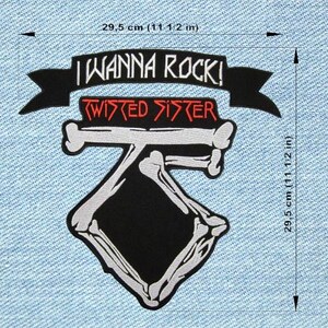 Könnte beinhalten: Ein schwarz-weißer Aufnäher mit den Schriftzügen "I WANNA ROCK!" und "TWISTED SISTER" in Rot. Das Design umfasst knochenartige Elemente und eine schwarze Raute. Der Aufnäher ist 29,5 cm hoch und breit.